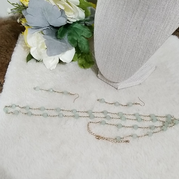 💚3/$25! Light green necklace and earrings set - Picture 3 of 4